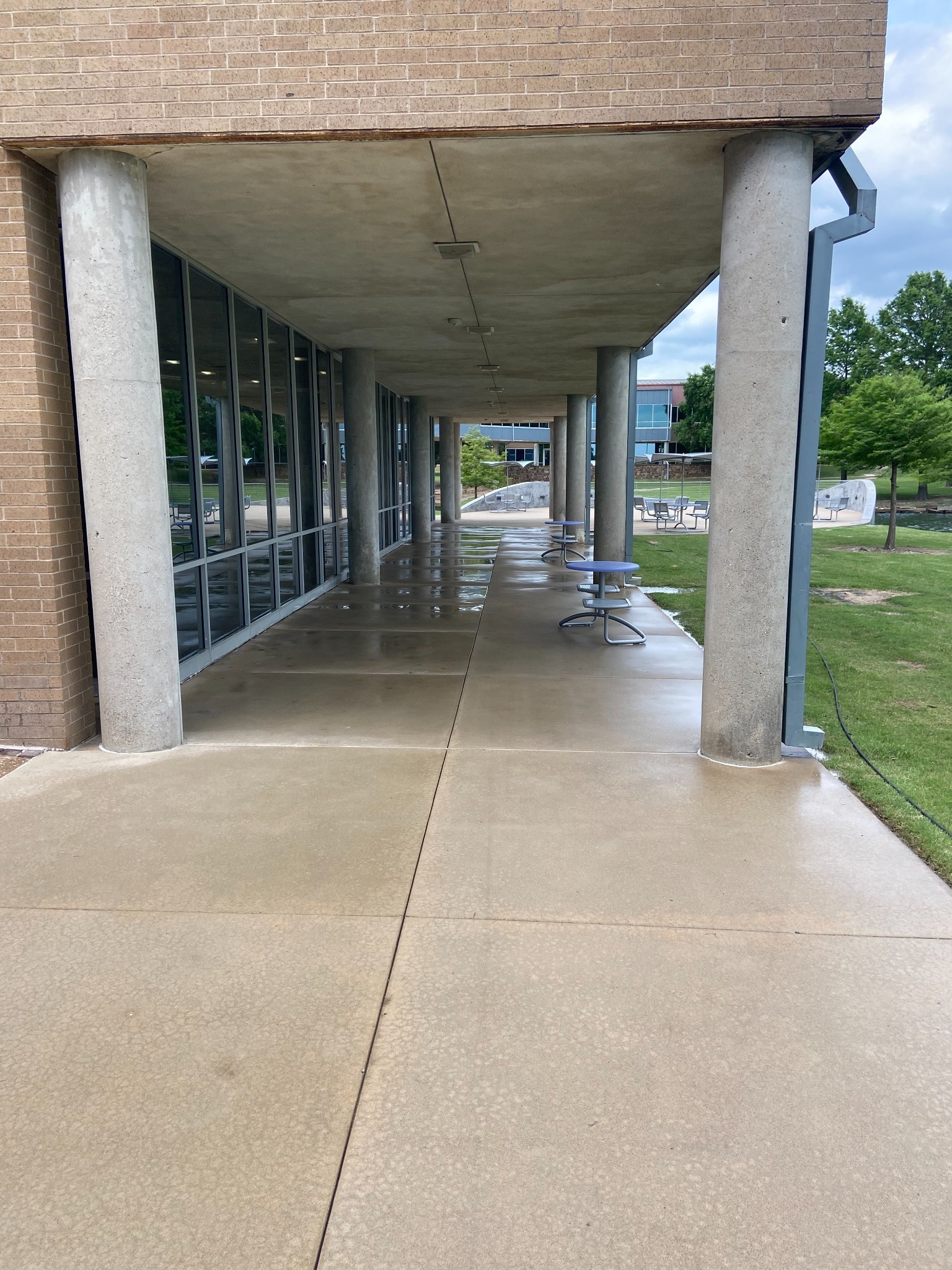 Clean commercial walkway and columns